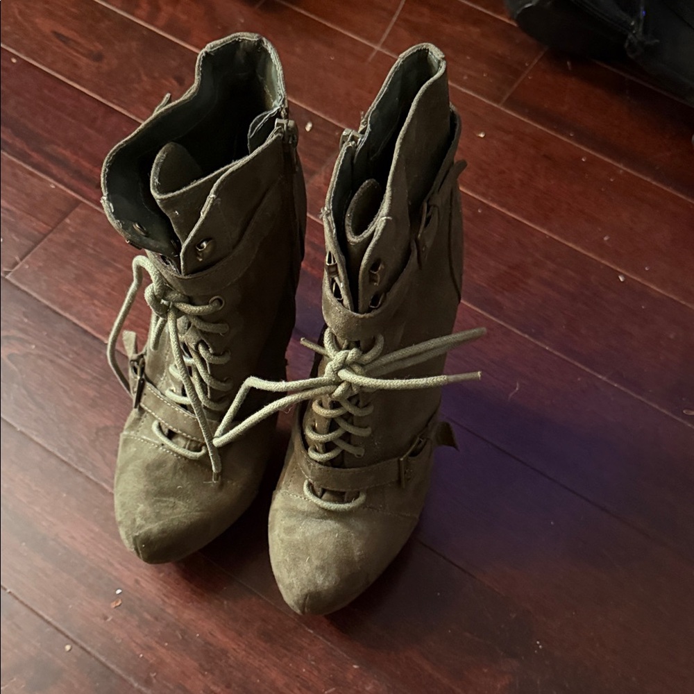 Stylish Women's Lace-Up Boots